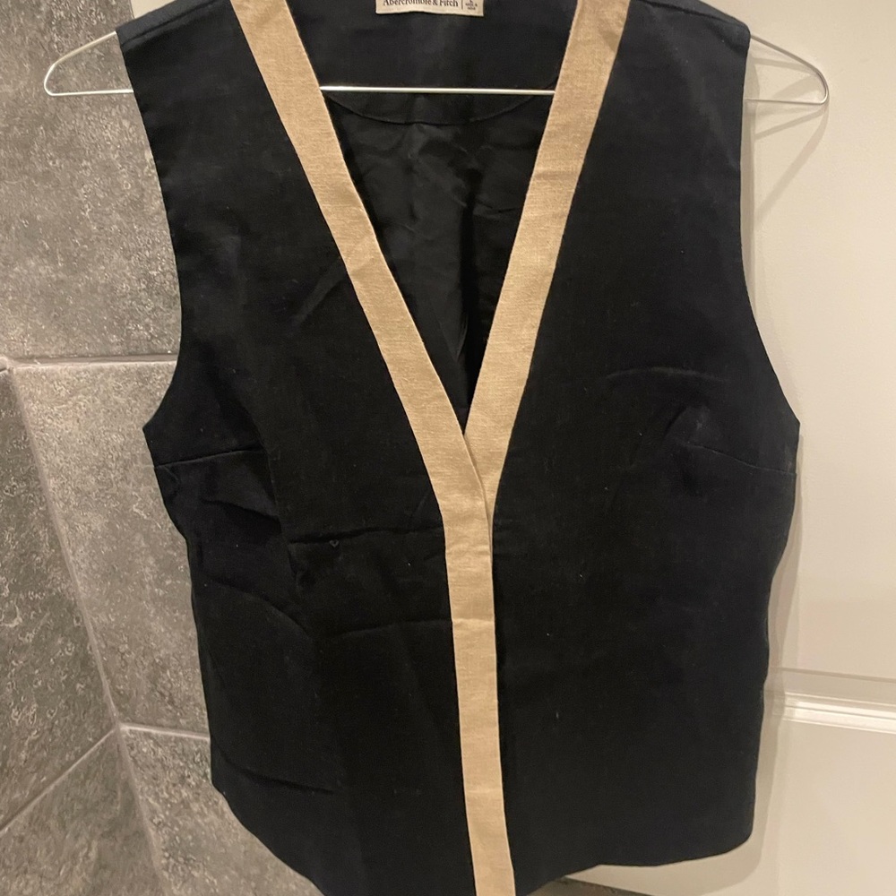 Abercrombie & Fitch Black and Cream Vest